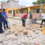 Atiende gobierno municipal de Ixtacuixtla hundimiento de adoquín en Calle Morales 